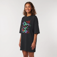 Robe t-shirt oversize noire femme en coton bio - détail de la coupe oversize, photo studio