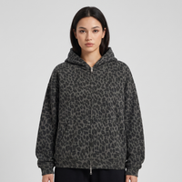 Sweat à capuche léopard zippé oversize femme - photo studio streetwear