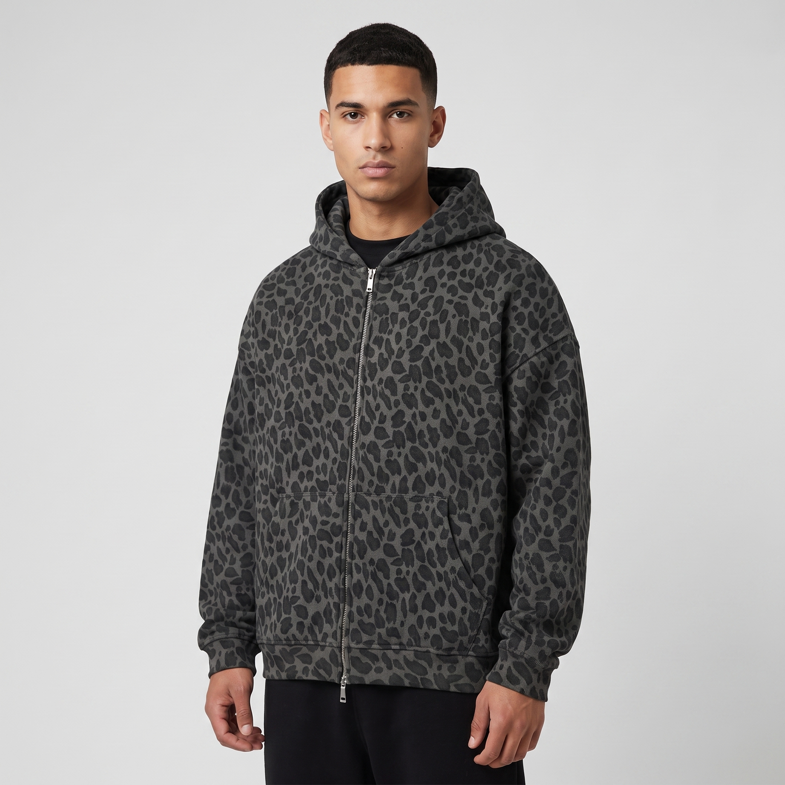 Sweat à capuche léopard zippé oversize homme - photo studio streetwear