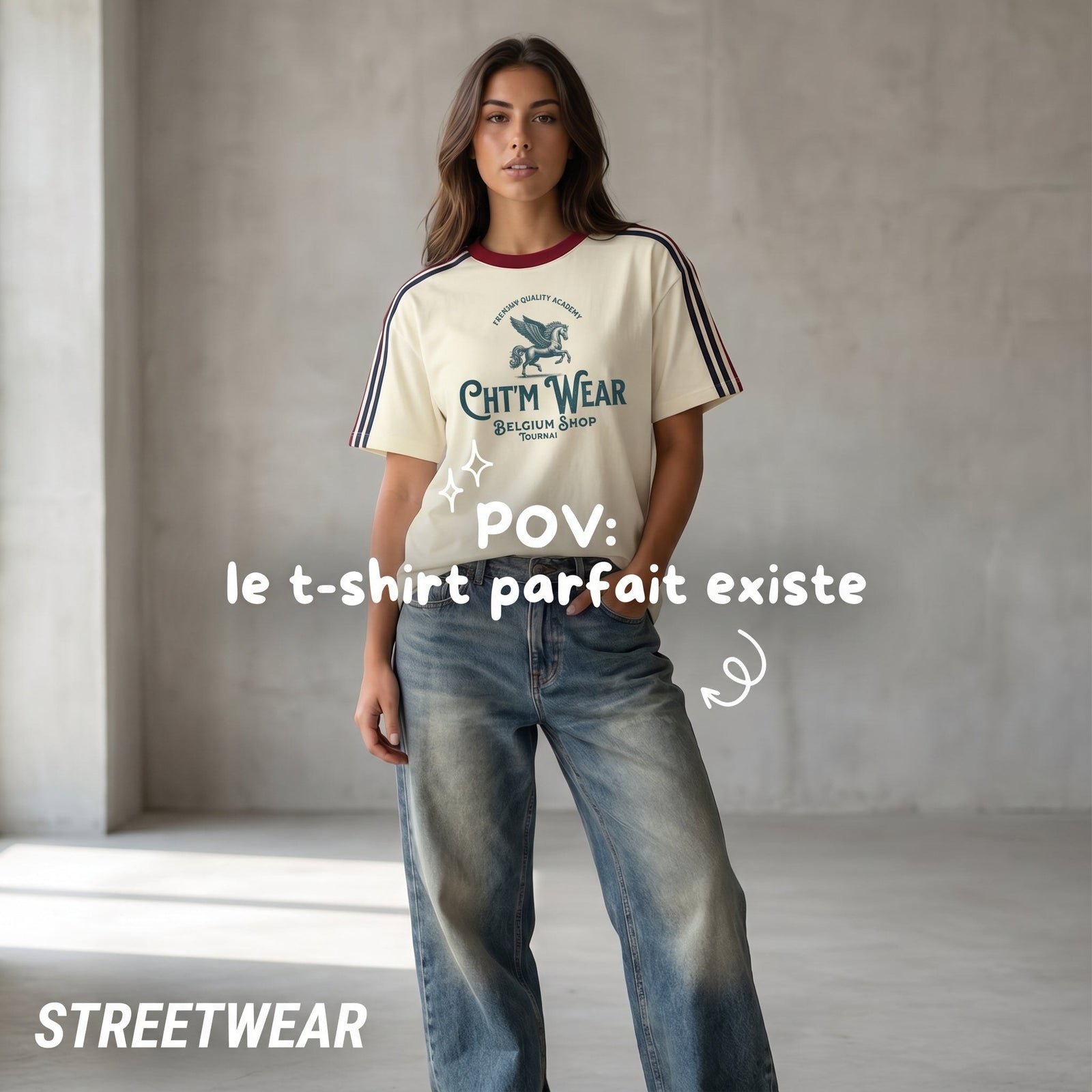T-shirt 3 bandes original écru porté par une femme, ambiance streetwear minimaliste