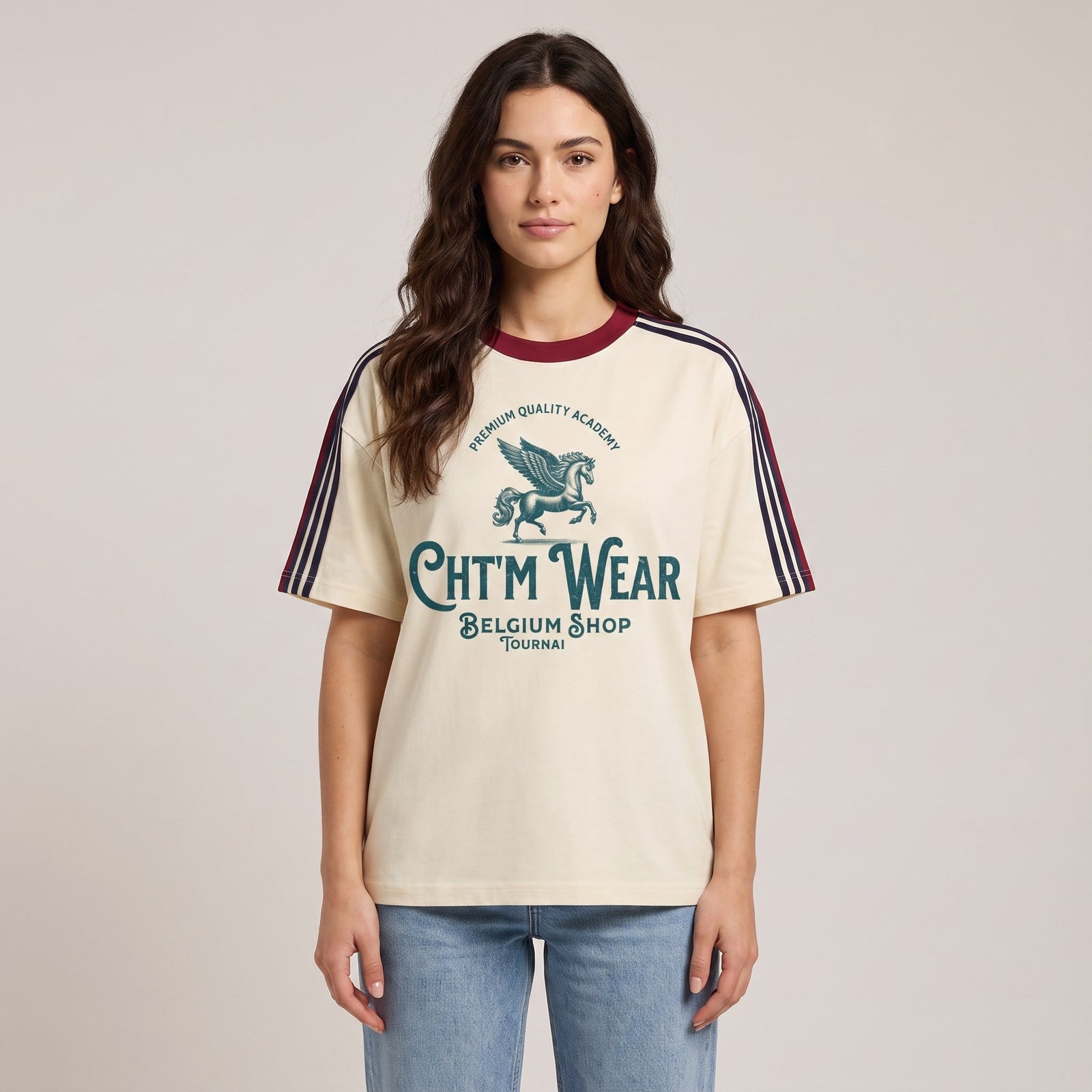 Femme portant le t-shirt 3 bandes streetwear vintage écru CHT'M Wear, photo studio