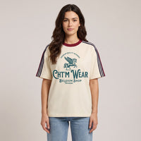 Femme portant le t-shirt 3 bandes streetwear vintage écru CHT'M Wear, photo studio