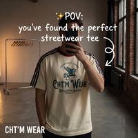 Homme portant le t-shirt 3 bandes original CHT'M Wear dans un loft industriel