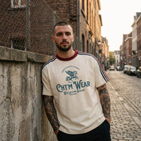 T-shirt 3 bandes streetwear belge porté par un homme dans une rue pavée de Tournai