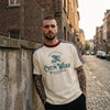 T-shirt 3 bandes streetwear belge porté par un homme dans une rue pavée de Tournai