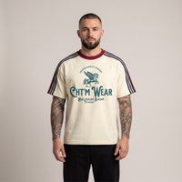 Homme portant le t-shirt 3 bandes original écru et bordeaux CHT'M Wear, photo studio