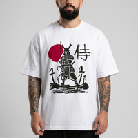 T-shirt anime oversize samouraï japonais blanc porté par un homme, photo studio