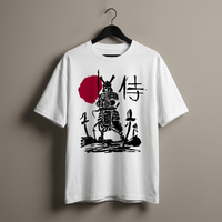 T-shirt anime oversize samouraï blanc sur cintre, coupe oversize épaules tombantes