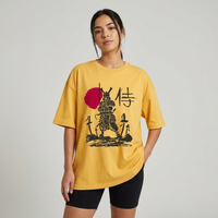 T-shirt anime oversize samouraï japonais jaune porté par une femme, photo studio