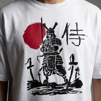 Zoom sur le design samouraï à l'encre et le kanji 侍 imprimé devant le t-shirt