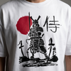 Zoom sur le design samouraï à l'encre et le kanji 侍 imprimé devant le t-shirt