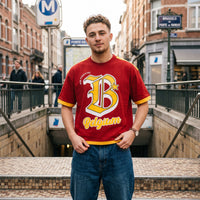 T-shirt belge oversized rouge et jaune au grand B gothique, porte devant l'entree du metro Porte de Namur
