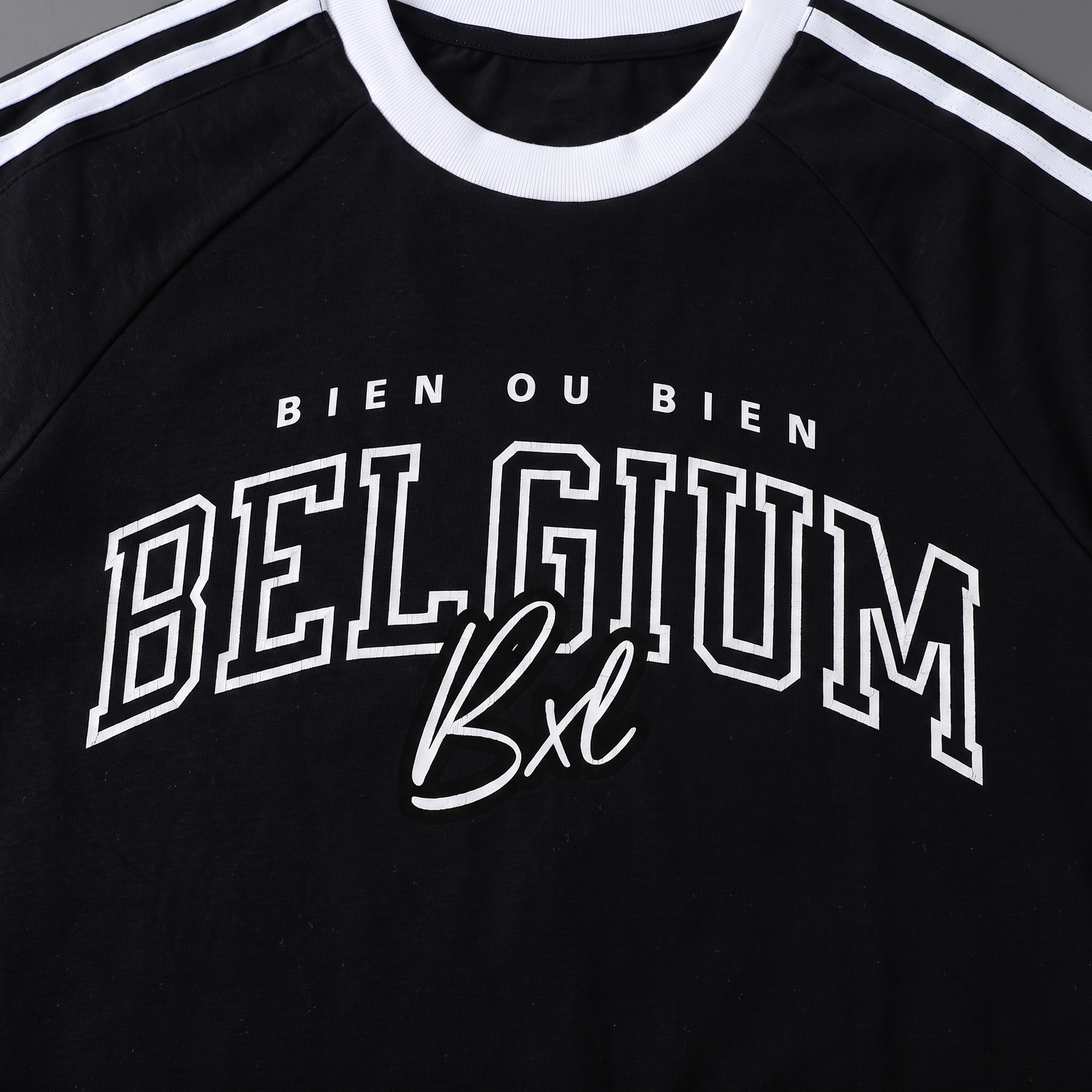 Détail de l'impression BIEN OU BIEN BELGIUM BXL sur le t-shirt belge original en coton noir