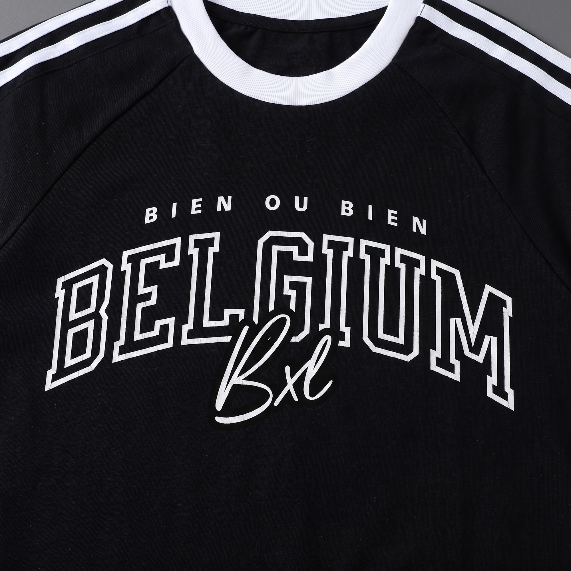 Détail de l'impression BIEN OU BIEN BELGIUM BXL sur le t-shirt belge original en coton noir
