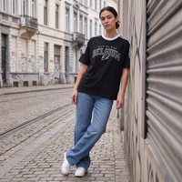 T-shirt streetwear belge Bien ou Bien porté par une femme dans une rue de Bruxelles