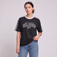 Femme portant le t-shirt belge original Bien ou Bien oversize noir Belgium BXL, photo studio
