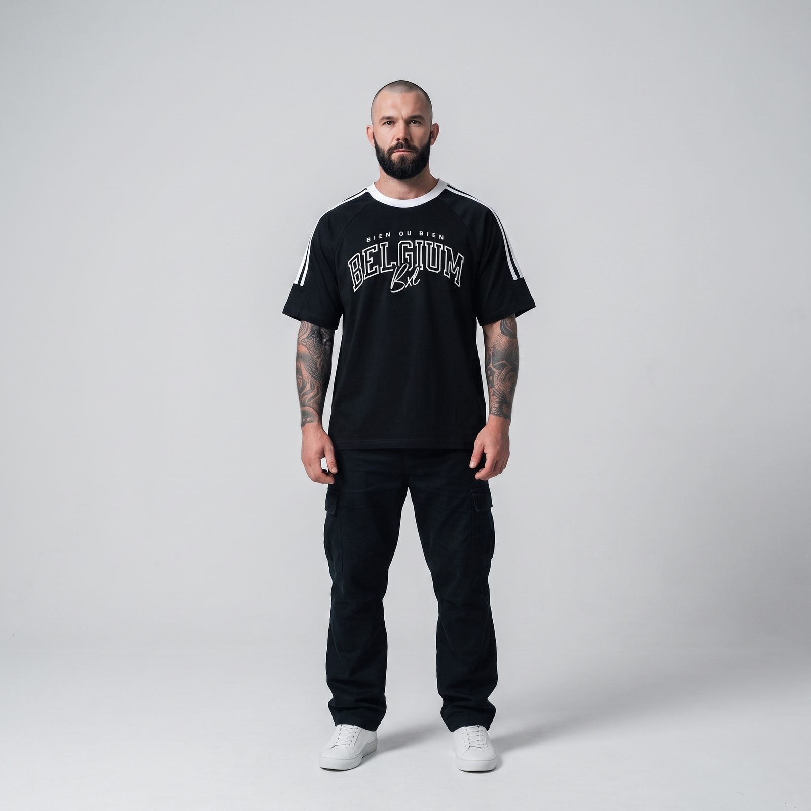 Homme portant le t-shirt belge original Bien ou Bien oversize noir Belgium BXL, photo studio