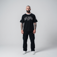 Homme portant le t-shirt belge original Bien ou Bien oversize noir Belgium BXL, photo studio