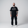 Homme portant le t-shirt belge original Bien ou Bien oversize noir Belgium BXL, photo studio