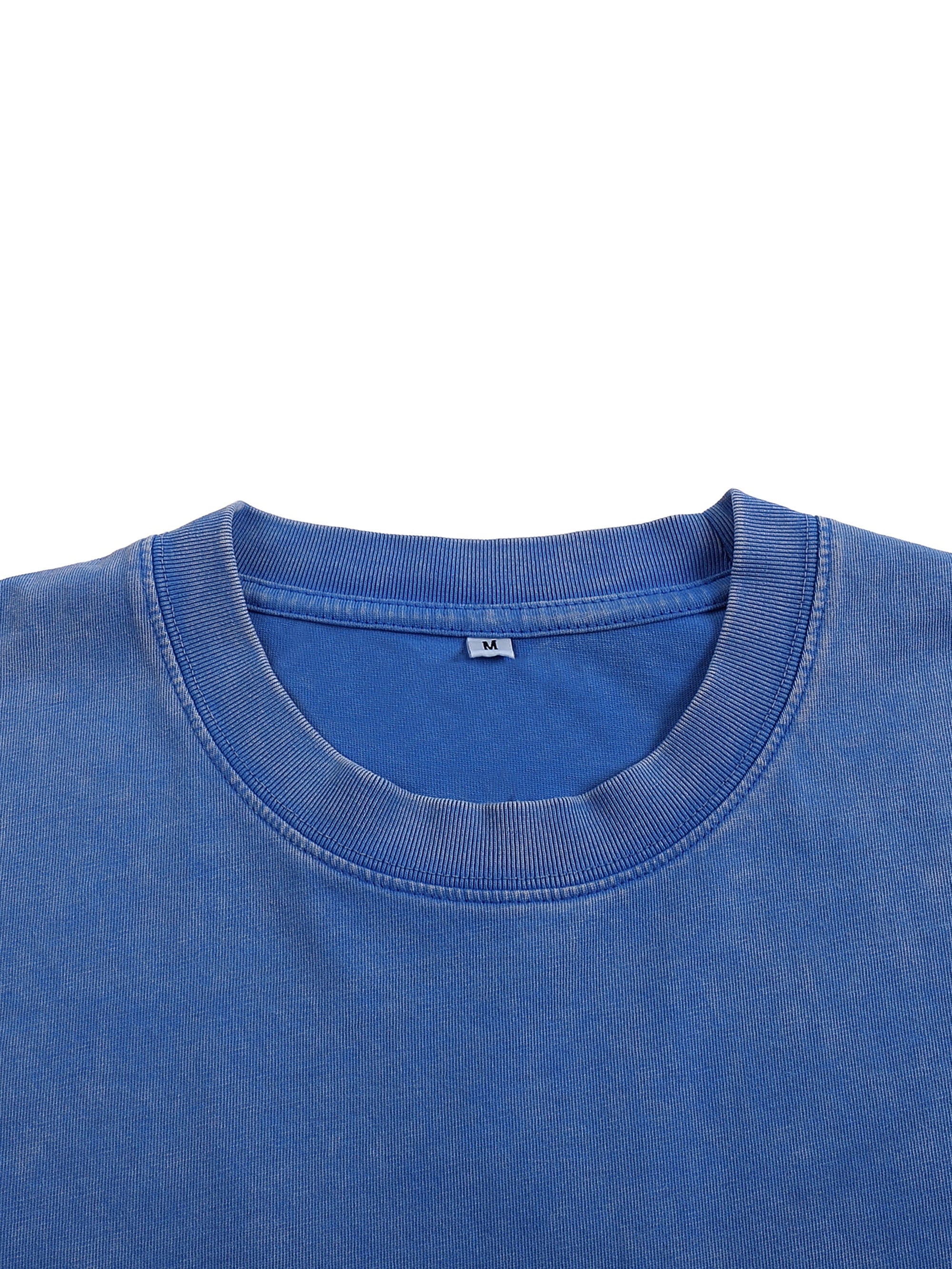 Détail du col rond côtelé du t-shirt belge original bleu délavé