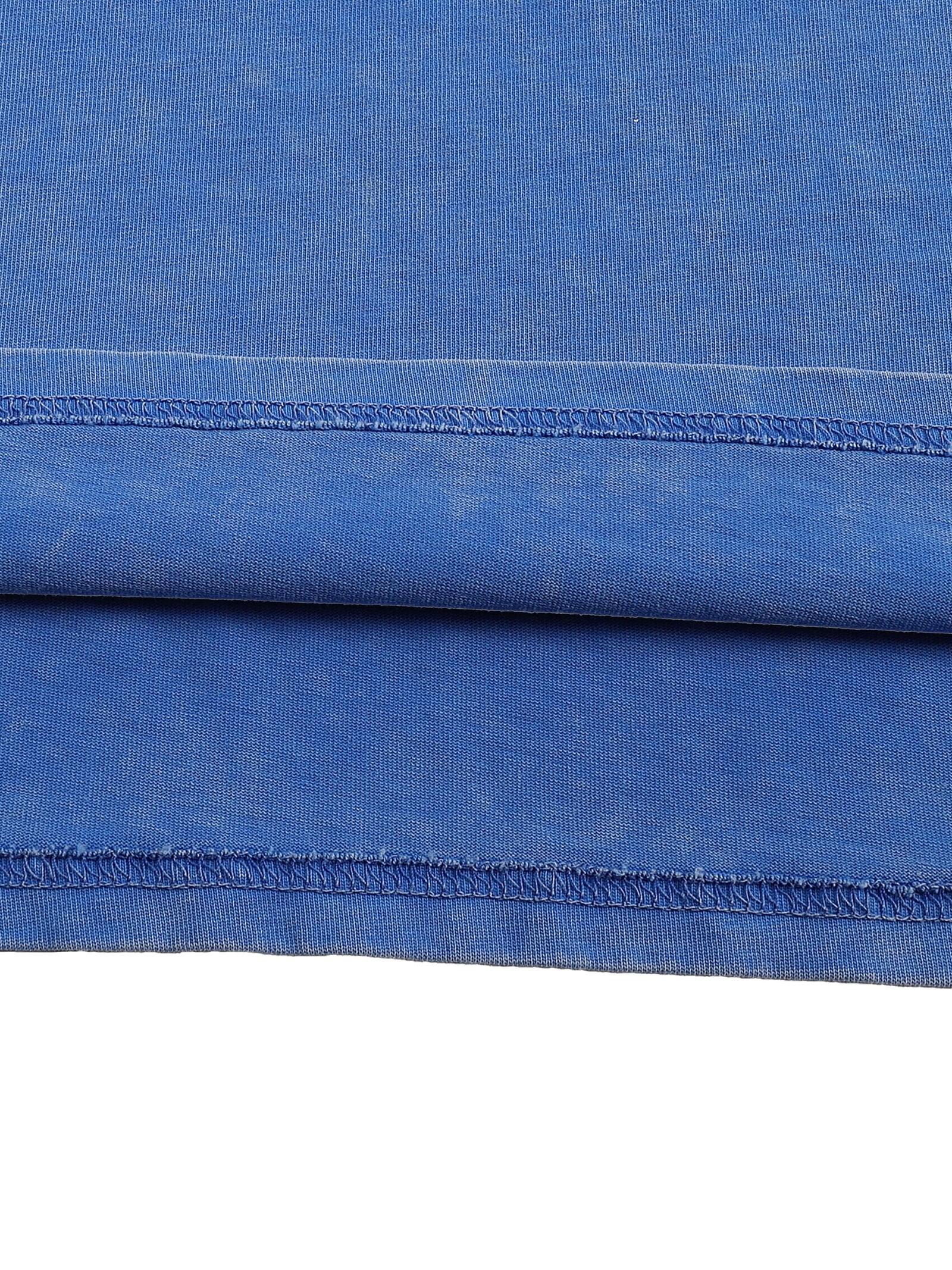 Coutures et ourlets du t-shirt belge en coton lourd 250 g/m2 vu plié sur fond blanc