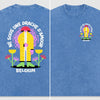 Design du t-shirt belge original Né sous une drache d'amour vu de près : grand imprimé dos et badge poitrine sur coton bleu snow wash