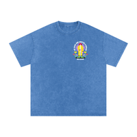 T-shirt belge oversized bleu délavé vu de face - petit badge drache d'amour imprimé sur la poitrine
