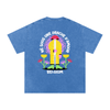 T-shirt belge original « Né sous une drache d'amour », dos avec imprimé XXL du bonhomme en ciré jaune sous une drache rose, coton bleu délavé snow wash