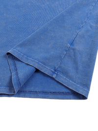 Ourlet bas du t-shirt belge oversized bleu délavé - gros plan sur la finition et le tombé du coton