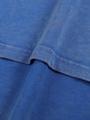 Texture du coton délavé bleu du t-shirt belge original Né sous une drache d'amour