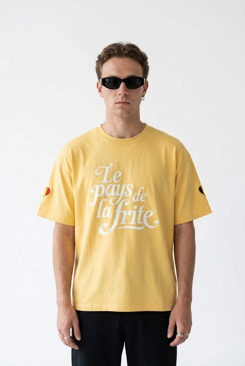T-shirt belge oversized jaune Le Pays de la Frite porté de face, coupe boxy