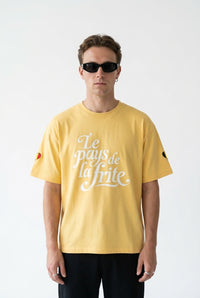 T-shirt belge oversized jaune Le Pays de la Frite porté de face, coupe boxy
