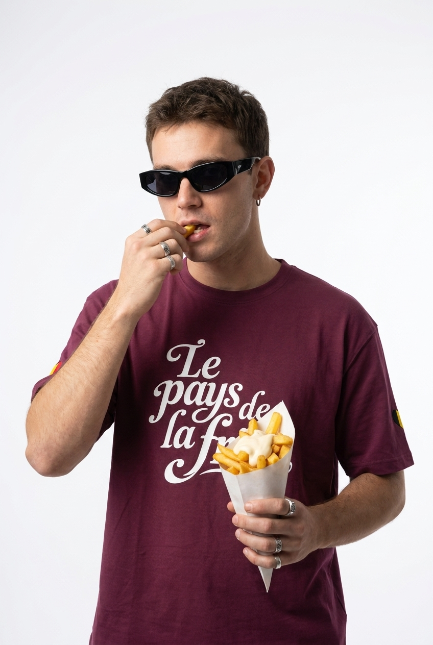 T-shirt belge oversized bordeaux Le Pays de la Frite porté devant un fond clair