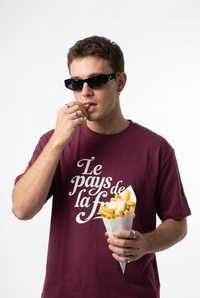 T-shirt belge oversized bordeaux Le Pays de la Frite porté devant un fond clair