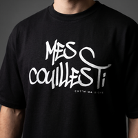 Gros plan du design graffiti Mes Couilles Ti et de la signature CHT'M MA BICHE sur t-shirt noir