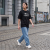 T-shirt expression bruxelloise Mes Couilles Ti porté par une femme en rue - streetwear belge oversize