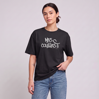 Femme portant le t-shirt humour belge Mes Couilles Ti unisexe noir en coupe oversize - photo studio