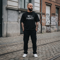 T-shirt belge original Mes Couilles Ti porté par un homme dans une rue de Bruxelles - streetwear urbain