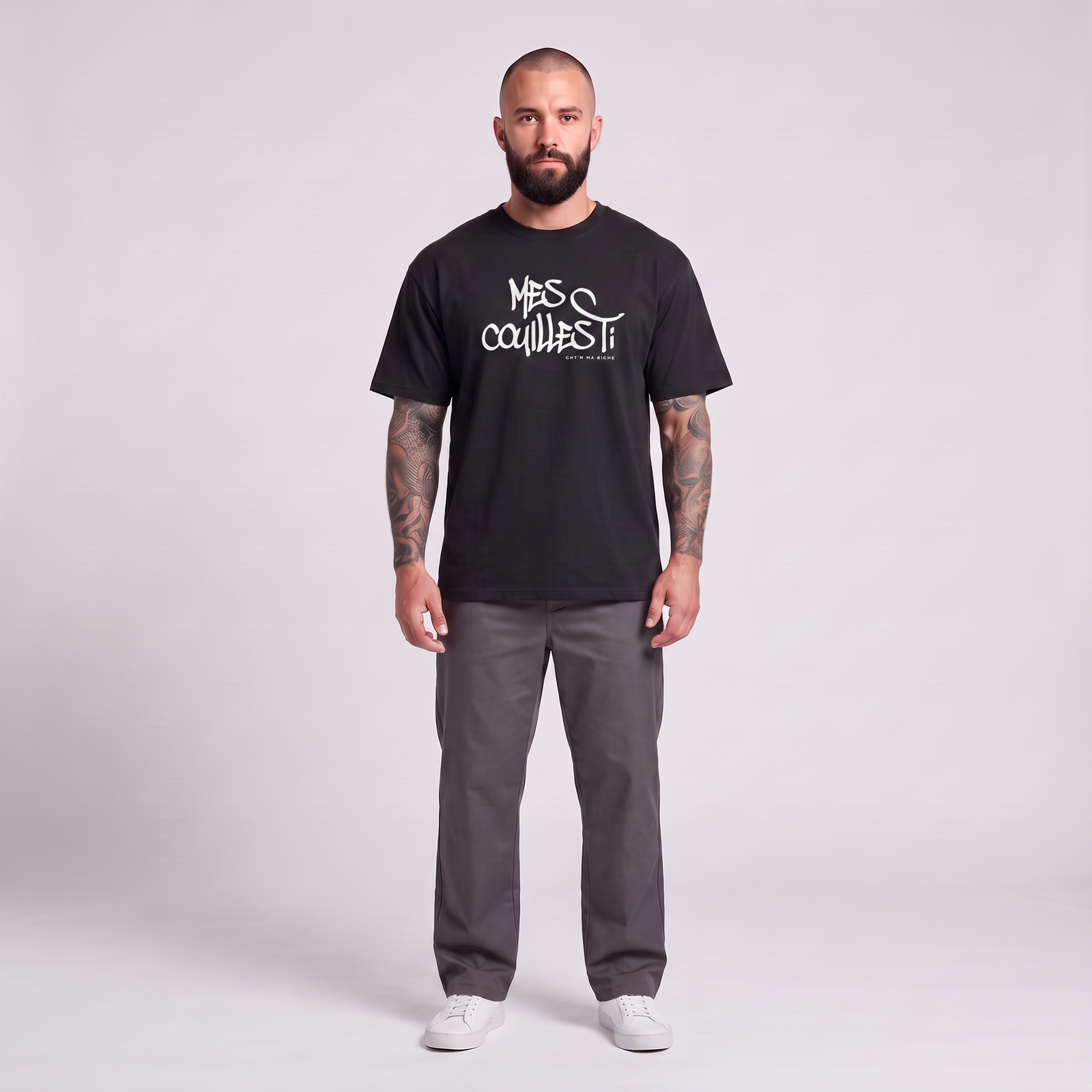 Homme barbu tatoué portant le t-shirt belge original Mes Couilles Ti oversize noir - photo studio