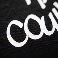 Macro de l'impression sérigraphie blanche du t-shirt belge original sur coton lourd noir