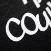 Macro de l'impression sérigraphie blanche du t-shirt belge original sur coton lourd noir