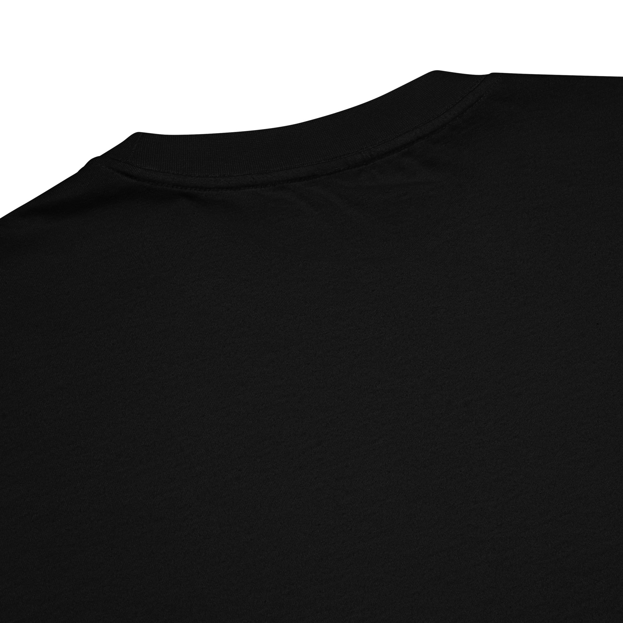 Détail du col côtelé et du dos uni du t-shirt belge oversize noir CHT'M