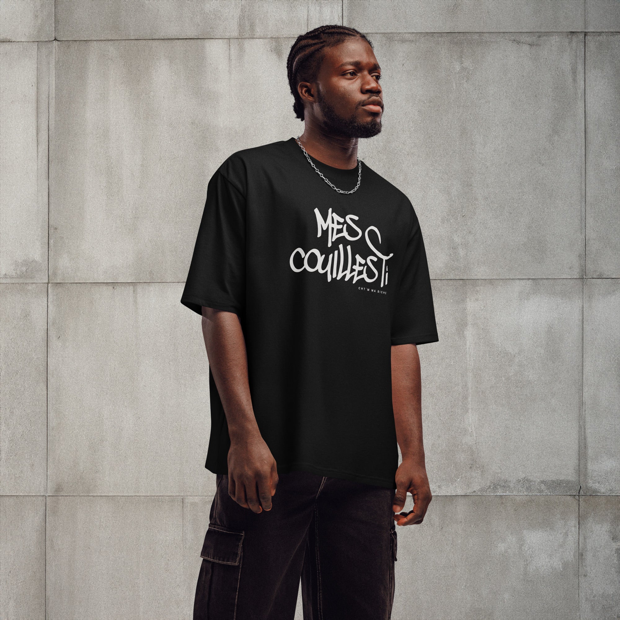T-shirt belge original Mes Couilles Ti porté par un homme - coupe oversize streetwear