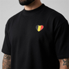 Zoom sur le design cœur drapeau belge imprimé sur la poitrine du t-shirt belge oversized noir