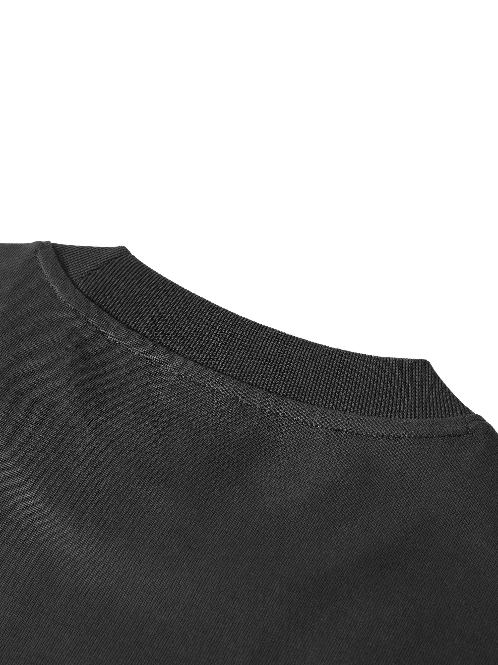 Détail du col vu de dos et de la carrure large du t-shirt belge coupe boxy