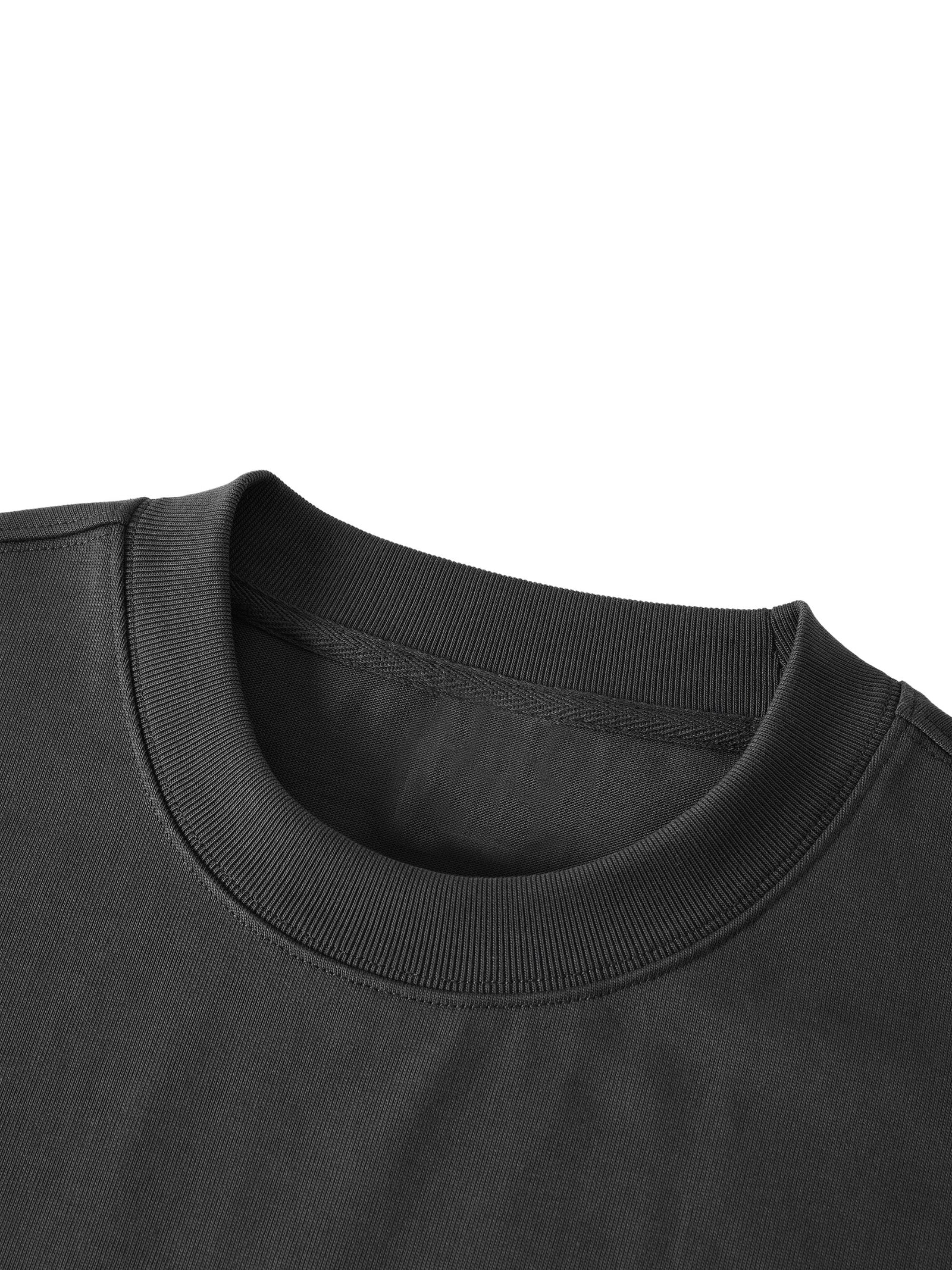 Détail du col montant côtelé renforcé du t-shirt belge oversized en coton lourd