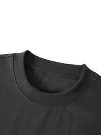 Détail du col montant côtelé renforcé du t-shirt belge oversized en coton lourd