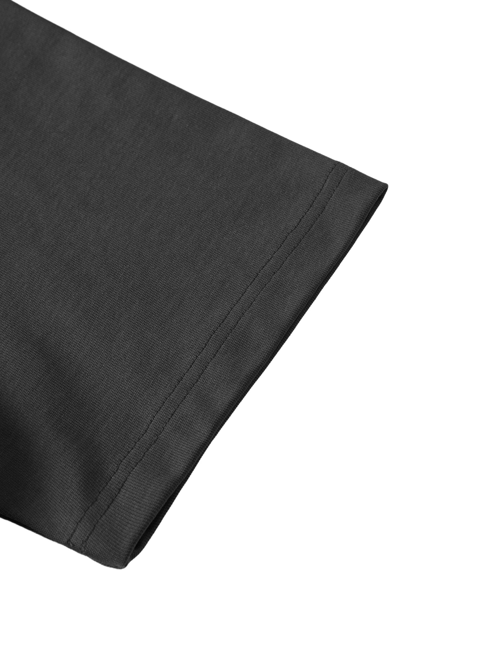 Détail de l'ourlet de manche et de l'épaule tombante du t-shirt belge oversized