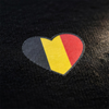 Macro de l'impression du cœur noir jaune rouge sur la maille coton 400 g/m² du t-shirt belge