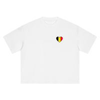 T-shirt belge oversized blanc à plat, cœur drapeau noir jaune rouge sur la poitrine